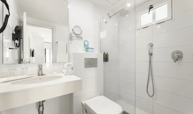Studio bathroom with washbasin, shower and hairdryer